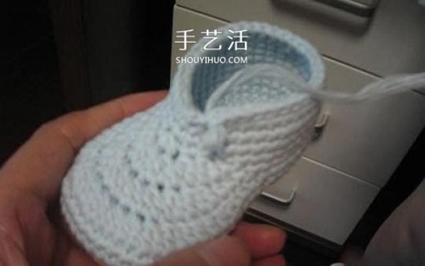 Illustration of how to knit baby warm woolen shoes by hand-knitting baby shoes