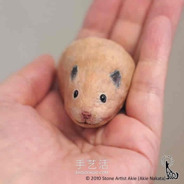 Japanese artist transforms ordinary rocks into highly realistic animals