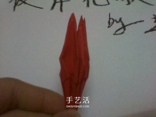 The steps of folding Higanhua are illustrated and the process of origami is detailed