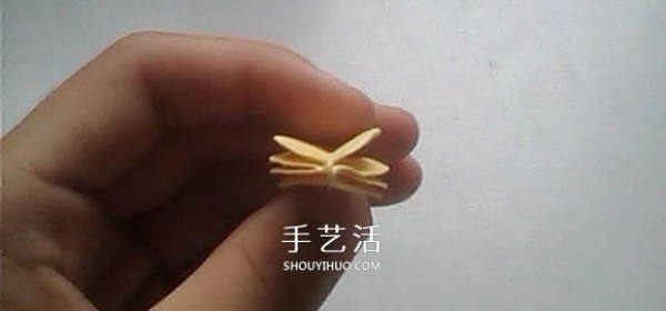 Illustrated process of origami using three-dimensional lilies for weddings