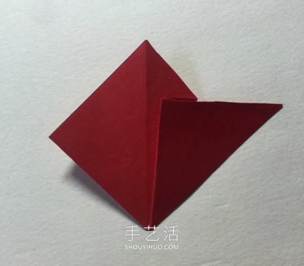 Simple origami 4 petals and glue to get a four-petal flower! 