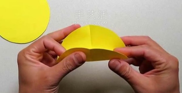 An illustrated tutorial on how to make a simple star flower ball origami