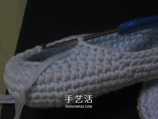 Illustration of how to knit baby warm woolen shoes by hand-knitting baby shoes