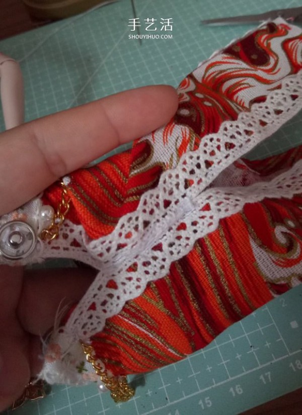 Chou Chou will show you how to make beautiful doll clothes by hand