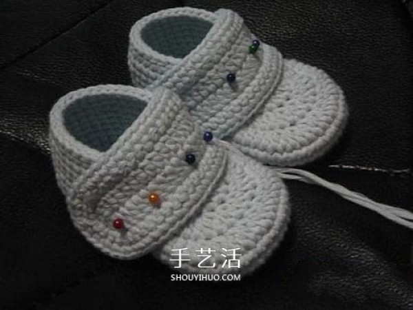 Illustration of how to knit baby warm woolen shoes by hand-knitting baby shoes