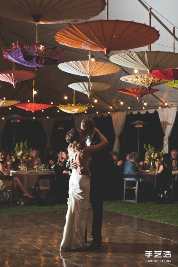 Unique theme wedding layouts: Umbrellas can make weddings so beautiful