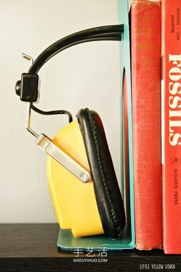 Use old headphone waste to DIY to make retro-style bookends