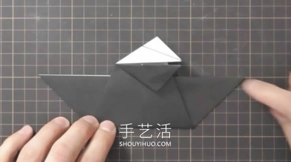 Video tutorial on folding origami crow with moving mouth