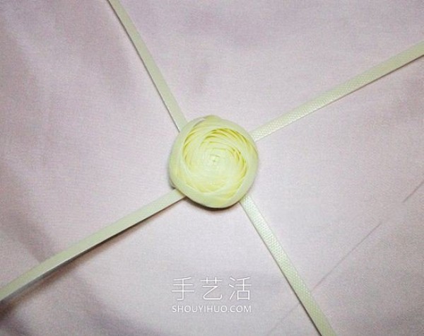 Illustrated tutorial on how to weave roses from plastic packaging tape