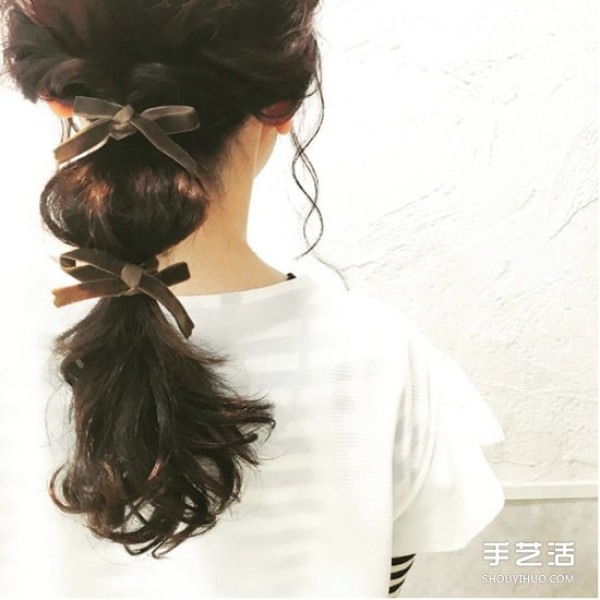 The combination of small and romantic bow hair accessories will induce your girlish heart