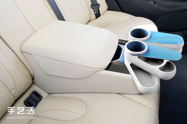 Creative car drink holder design can also hold snacks in addition to drinks