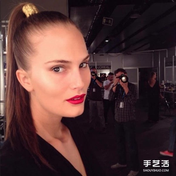 Supermodel teaches how to use a careful selfie camera to take natural and perfect close-up photos