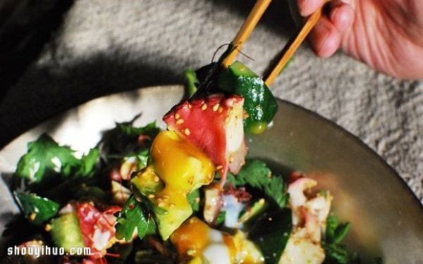 Homemade sesame oil and chrysanthemum octopus salad is a delicacy that can keep you full even if you lose weight