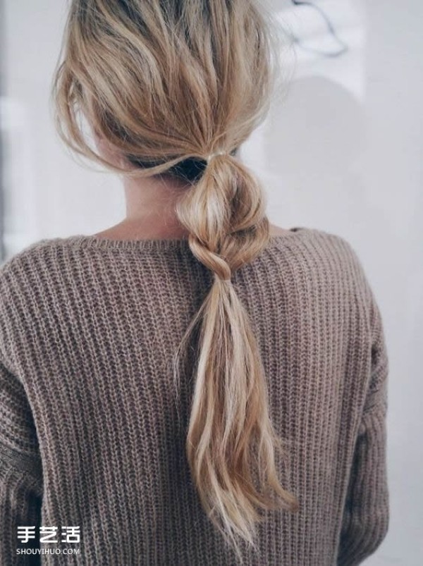 The charming little secret behind it: a simple and easy-to-use low ponytail hairstyle