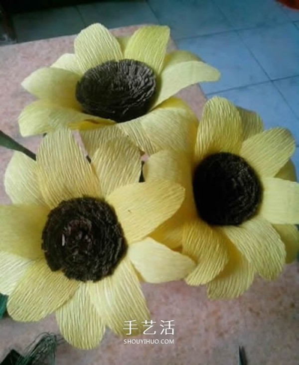 Use crepe paper to make sunflowers with simple and detailed steps to DIY sunflowers