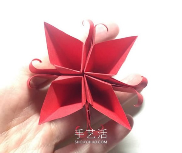 Simple origami 4 petals and glue to get a four-petal flower! 