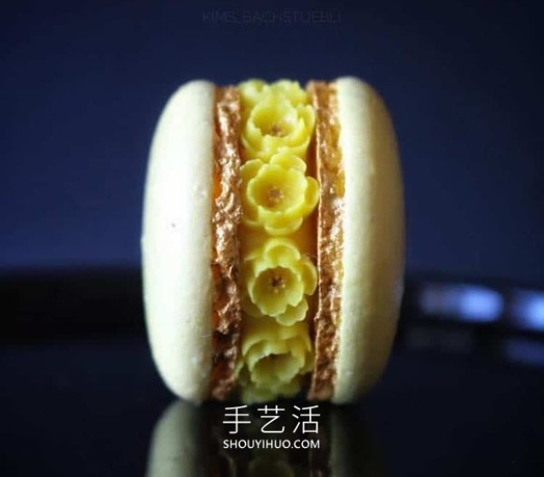 She turns ordinary macarons into exquisite edible sculptures! 