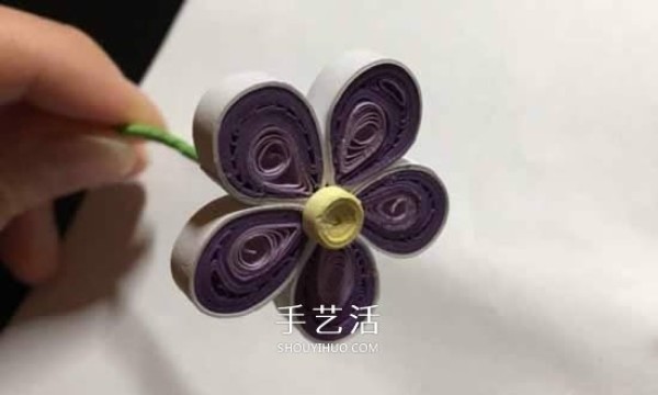 A simple introductory paper quilling tutorial, how to make hand-quilled paper flowers