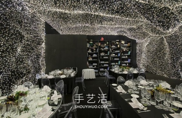 A restaurant surrounded by 250,000 LED lights provides an extraordinary dining experience