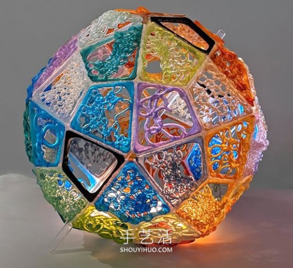 The amazing plasticity of fragile materials! "Weaving" glass sculpture