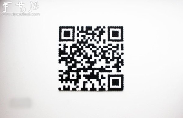 Tutorial on DIY QR code coasters with black and white plastic beads