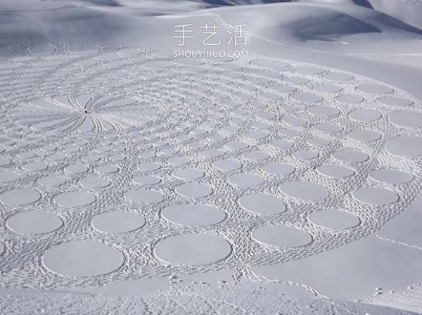 Snowflakes are falling on the ground? French artist creates winter "snow paintings"