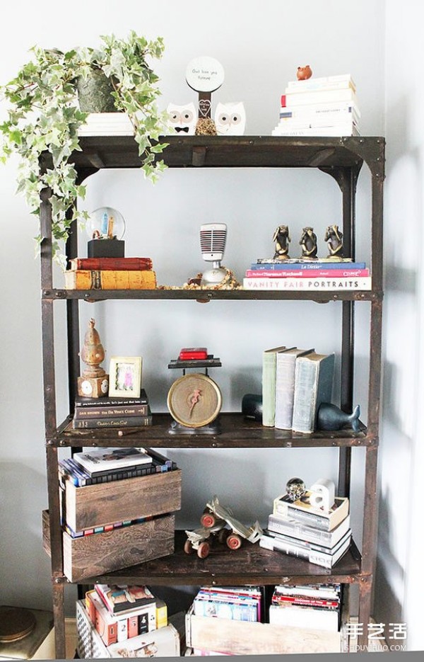 She decorated the entire apartment with furniture found at the flea market