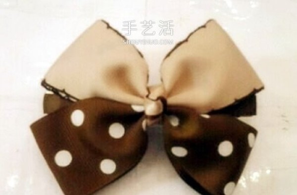 Illustration of DIY making a two-color bow hairpin with two colors of satin ribbon