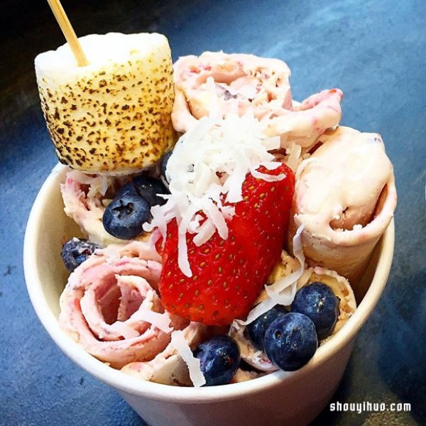 You can only get the rolled ice cream in New Yorks Chinatown after a long queue