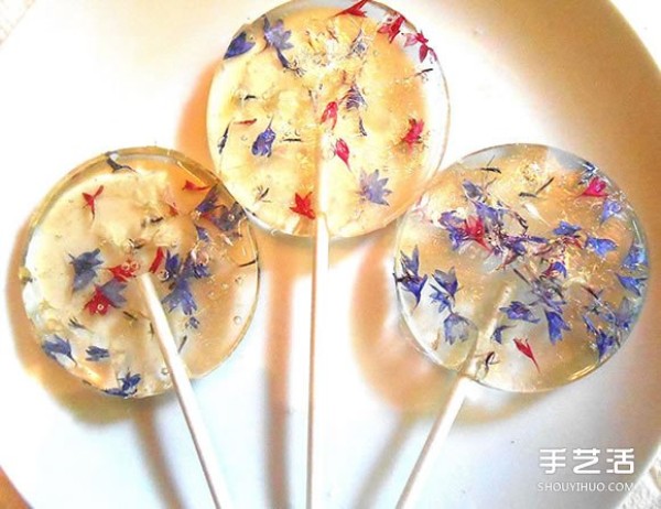 Hide petals into lollipops to create a delightful flower dessert DIY