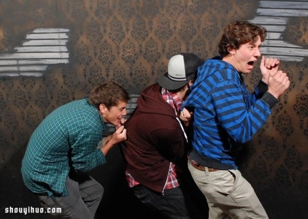 Super hilarious ~ 22 pictures of grown men being scared in a haunted house! 