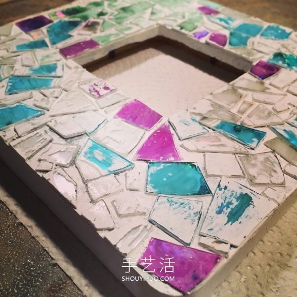 The transformation of an old photo frame with mosaic style can be done with just a few CDs! 