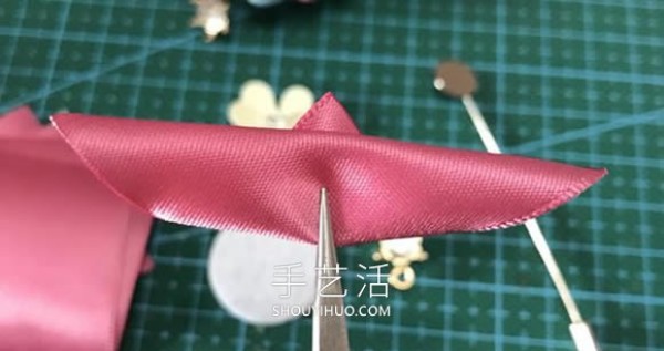 Homemade flower-shaped broochIt’s not difficult if you know how to make petals from ribbons! 