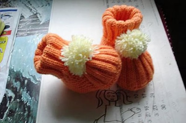 How to Knit Warm Shoes for Baby, Illustration of Knitting Cute Baby Shoes