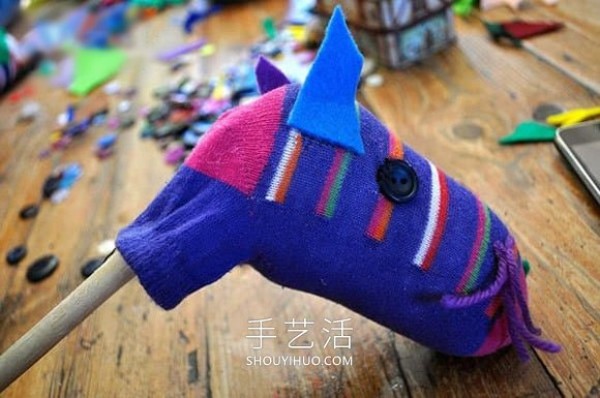 Tutorial on how to make pony toys for young children by using socks by hand