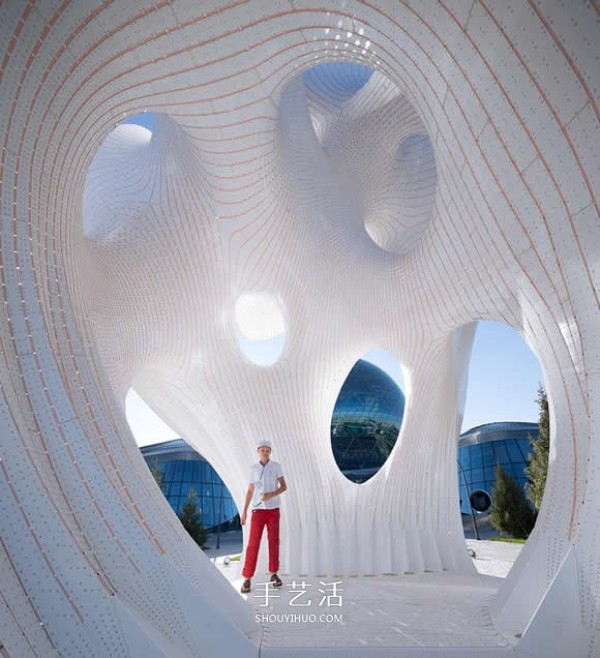 Two centimeter thin aluminum sheets are interspersed and stacked to create a 13-meter-high white tower