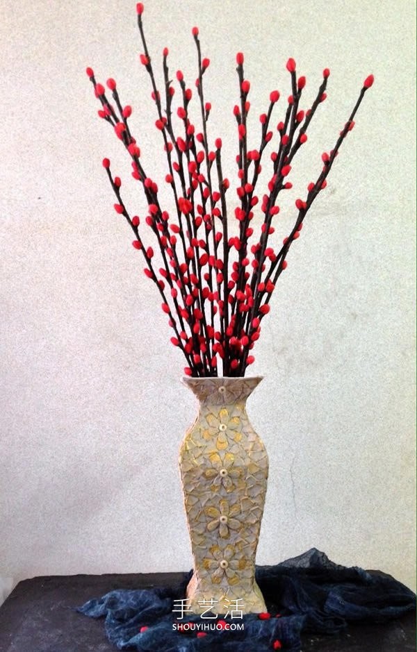 Tutorial on how to make an elegant vase by hand using waste materials