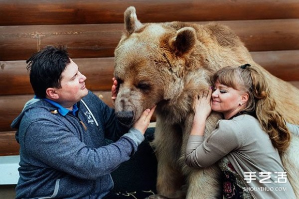 Just like a fairy tale, a big bear can also become a partner of humans