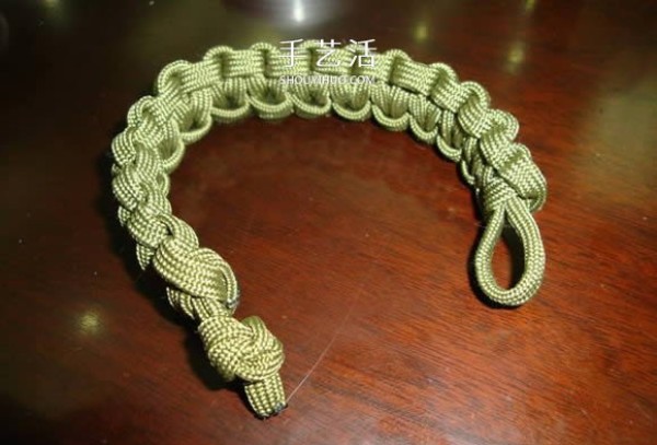 Knit a paracord bracelet of the same style as Survival in the Wilderness and give it to your boyfriend~