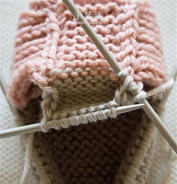 Elegant knitting diagram of baby shoes to protect the babys feet warmly