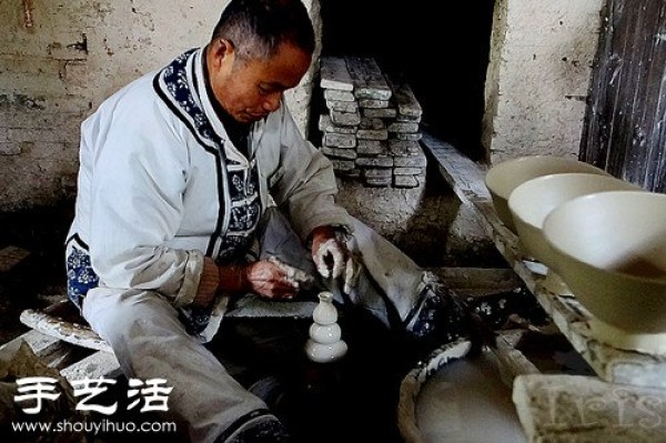 Jingdezhen, the ancient production process of a blue and white porcelain bowl