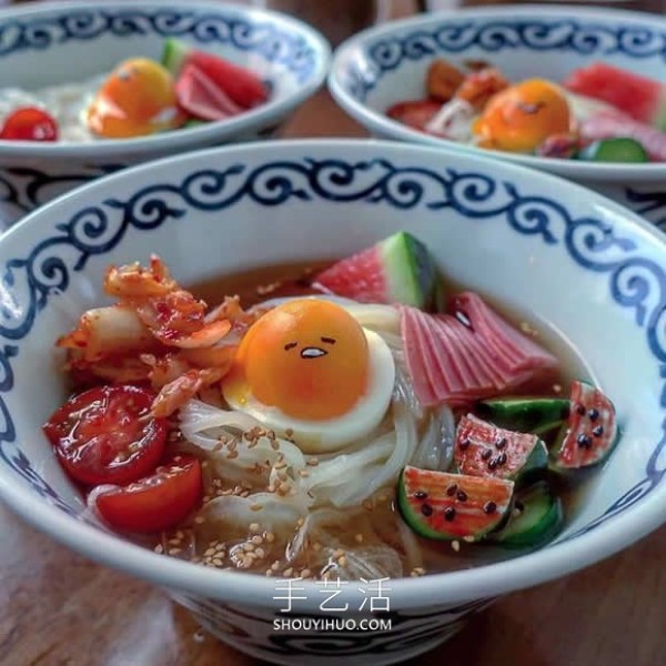 Japanese mother makes fried eggs into cute bento boxes