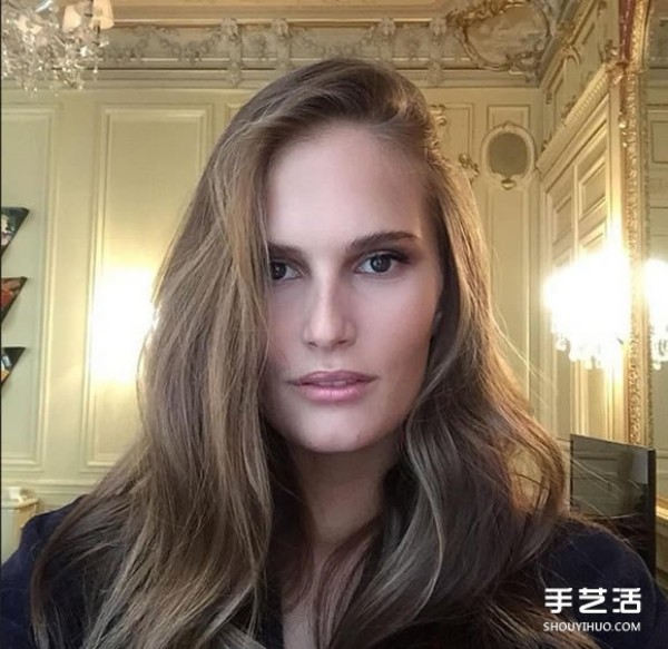 Supermodel teaches how to use a careful selfie camera to take natural and perfect close-up photos