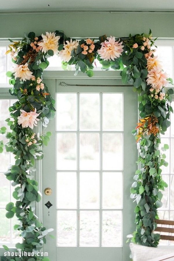 Use flowers and plants to decorate and decorate your home space for Christmas and Spring Festival