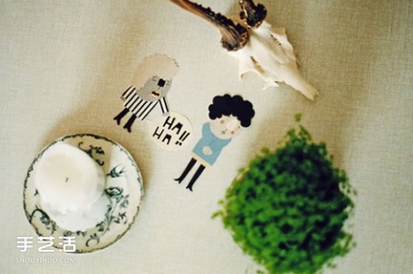 The cute handmade paper figurine works are integrated into the real objects to create a vivid scene