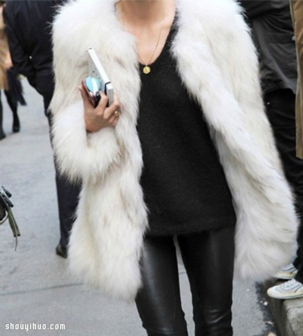 How to wear a luxurious warm imitation fur jacket with a slender and fashionable sense