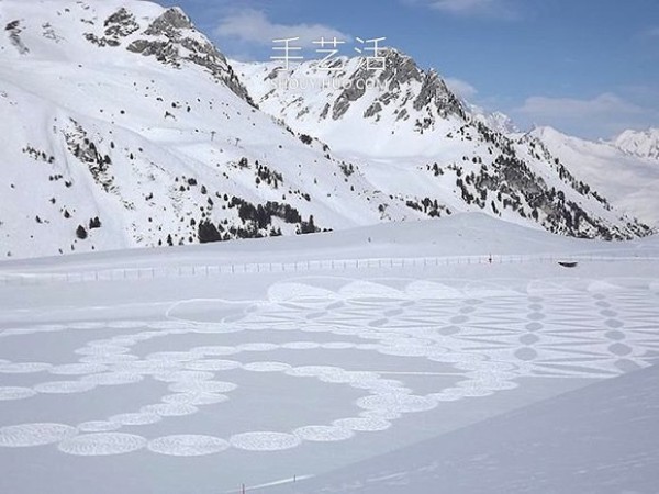 Snowflakes are falling on the ground? French artist creates winter "snow painting"