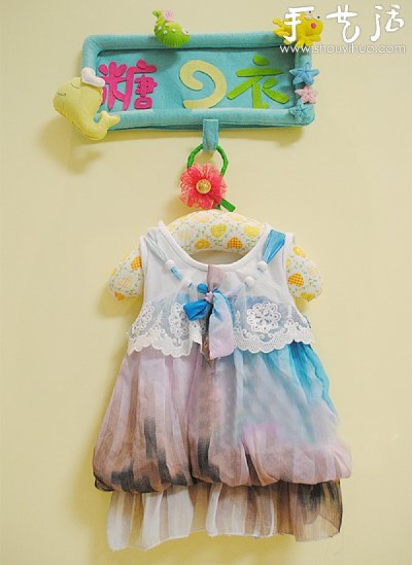 Old clothes hangers are turned into treasure to make baby-specific clothes hangers