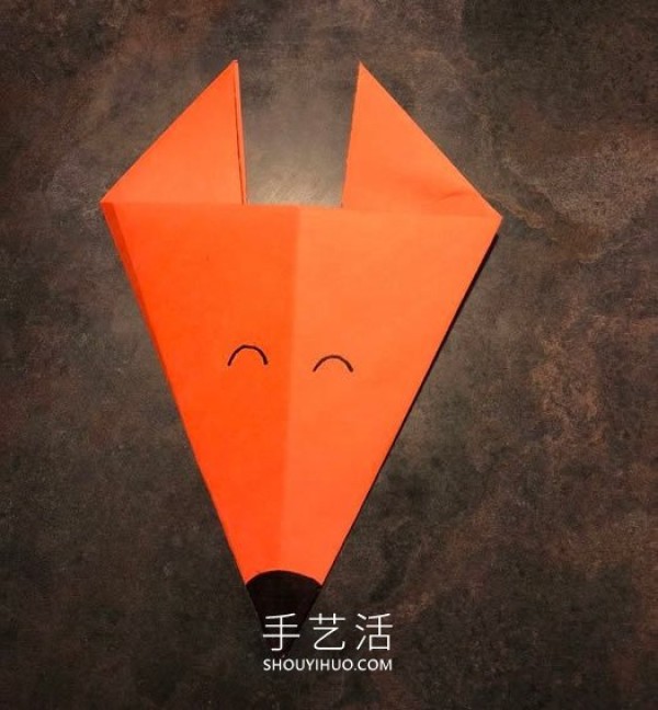 Illustration of the simplest way for children to make origami foxes