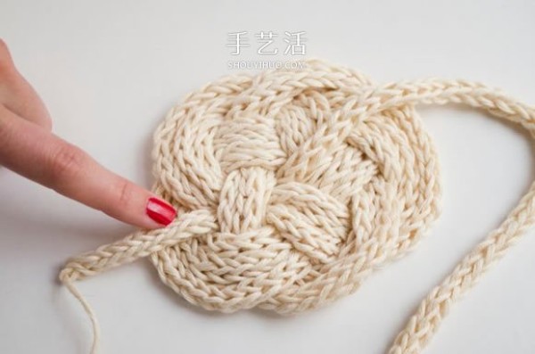 Illustration of a woven coaster made of wool and rope is like a beautiful cloud! 